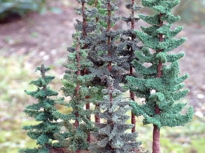 Die fertigen Bäume verschiedener Größe mit dem Material verschiedener Hersteller